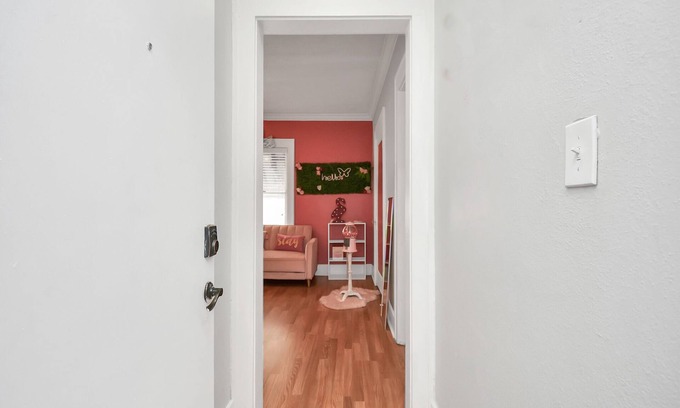 Central Business District Apartment | Charming Luxury RM Near Toyota Center-2 Min Walk