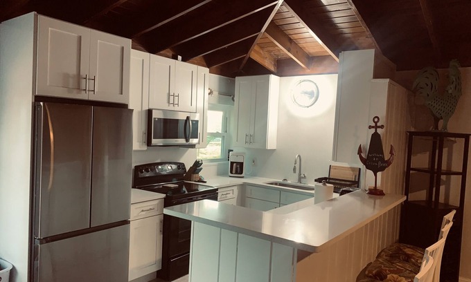 Snug Harbor Estates Apartment | Charming Mermaids cottage , only a short 2 block walk too the beach