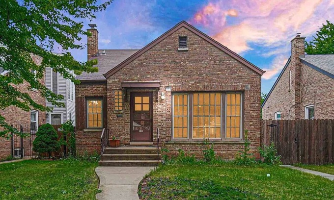 Jefferson Park House | Charming Mid-Century Home Near O’Hare Airport