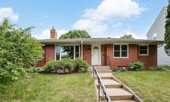 Macalester - Groveland House | Charming Mid-Century Modern Eco-Friendly Home