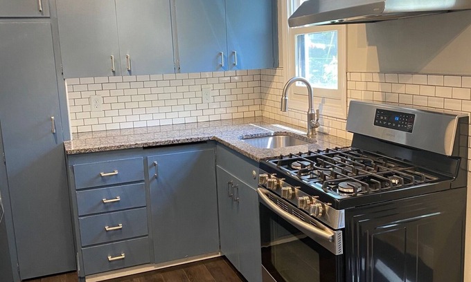 Aksarben - Elmwood Park House | Charming midtown dog friendly house, minutes from CWS, Downtown, Zoo and more!
