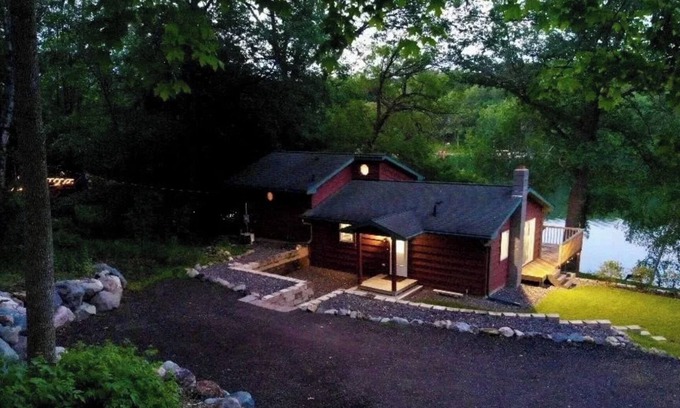 Almelund Cabin | Charming modern 2-bedroom lakeside-cabin in excellent Centuria with WiFi, AC