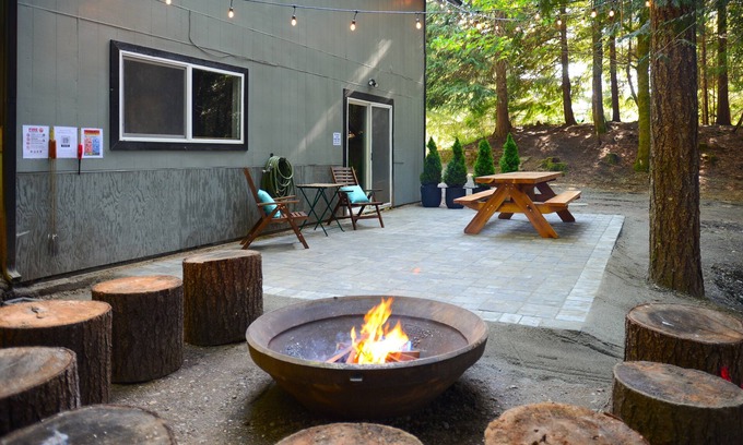 Hoodsport House | Charming Modern Cabin: Steps to Lake, Updated Amenities, Fast Wi-Fi & More!