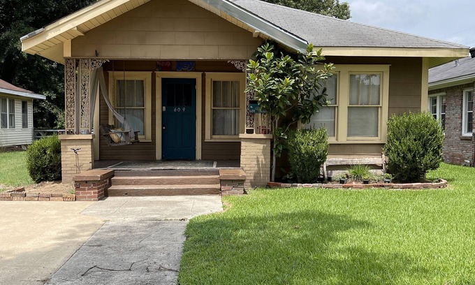 Monroe House | Charming Monroe Garden District Home
