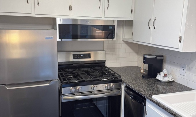 Joslyn Castle Apartment | Charming newly furnished Midtown colonial near UNMC