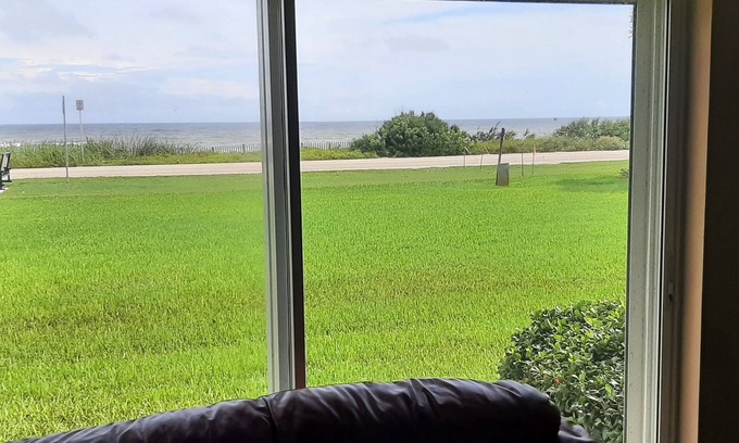 Glenwood House | Charming Oceanfront 2-bedroom townhome with AC, WiFi in superb Ormond by the Sea