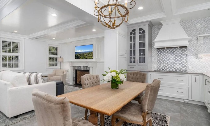 Old Town Alexandria House | Charming Old Town Jewel Box on Captain's Row one Block from the Potomac River