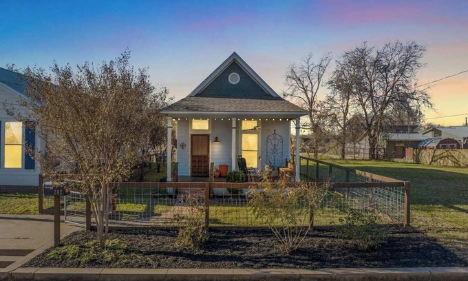 East Riverside House | Charming One Bedroom East Riverside Cottage
