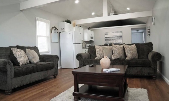 Laketon House | Charming one-bedroom house with a king size with AC and WiFi in enjoyable Wabash