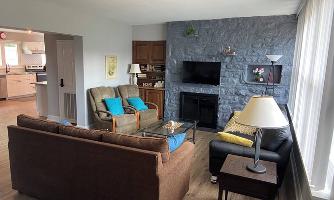 Broomall House | Charming one-level retreat near Philly with private yard, kid/pet friendly
