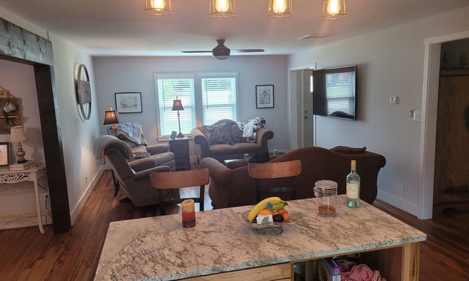 McDonough House | Charming open floor plan 3-bedroom house for a comfortable getaway