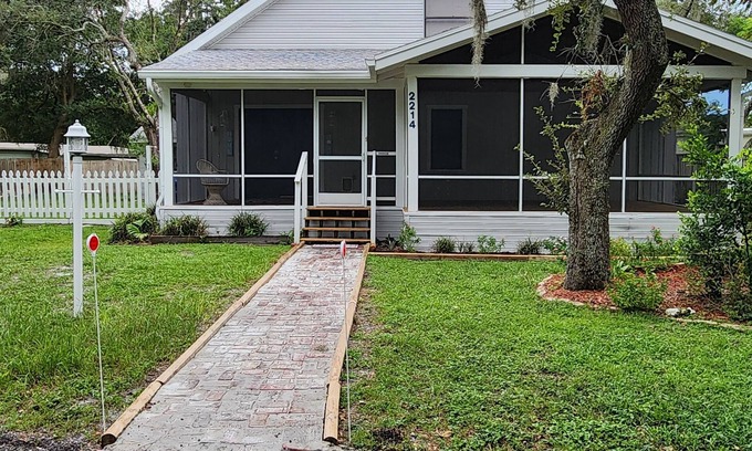 Lake Magdalene House | Charming Orchid House 1-bedroom townhome 2 Guest Max 25 Years Old