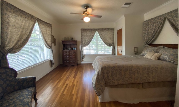 Brenham House | Charming original 1940's home in the heart of downtown Brenham