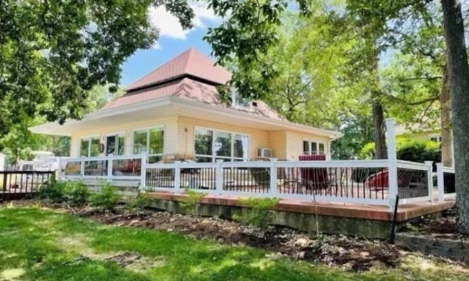 Effingham Cottage | Charming Panoramic Lake House WITH POOL on Lake Sara