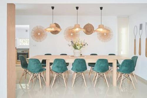 Ibiza Town Villa | Charming Patio Villa With Private Pool - 6BR - In The Heart of Playa den Bossa - Walk To Ushuaïa, Hi & The Beach!