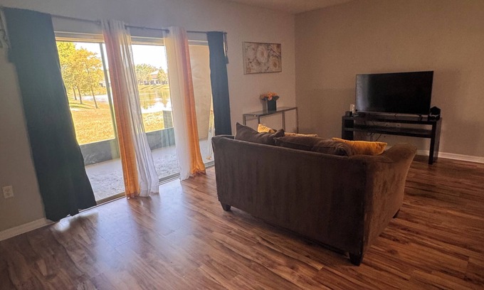 Balm House | Charming & Peaceful 3-Bedroom Townhome with Lakeview & Amenities