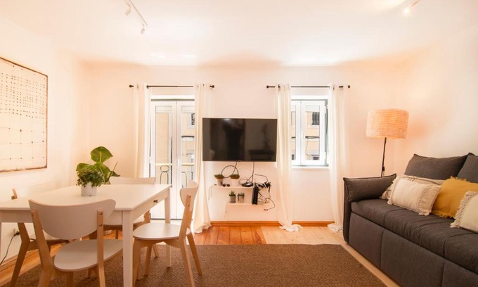 Santa Engracia Apartment | Charming & Peaceful Family Flat
