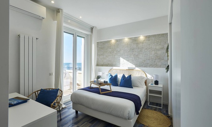 Quartiere XXXIII Lido di Ostia Ponente Apartment | Charming penthouse with an ocean view a few steps from the train and bus station