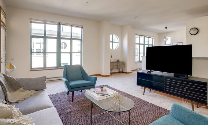 Russian Hill Apartment | Charming Pet-Friendly 2BR in Russian Hill
