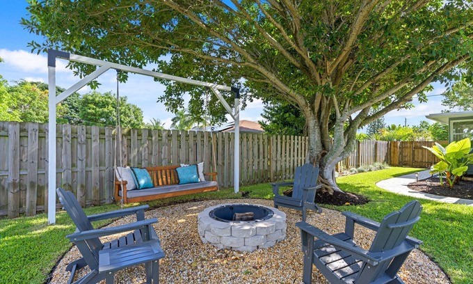 Osceola Park House | Charming Pet Friendly 2-bedroom house with fenced in backyard in Delray Beach