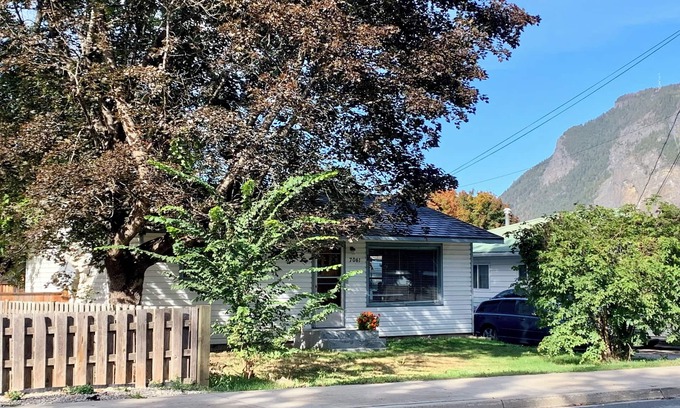 Canoe House | Charming pet friendly 2-bedroom family home in Canoe with WiFi and AC 🏳️‍🌈🏳️‍⚧️🇺🇦☮️