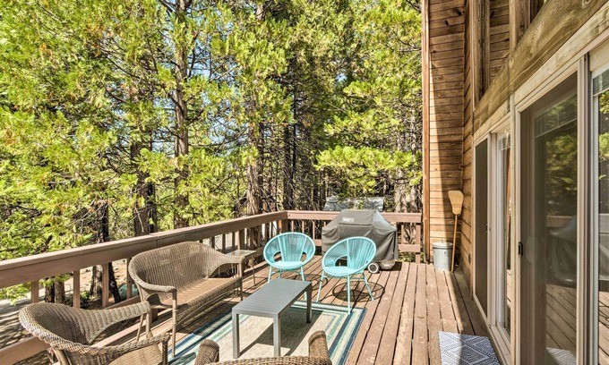 Strawberry Cottage | Charming Pinecrest Cabin w/Private Deck