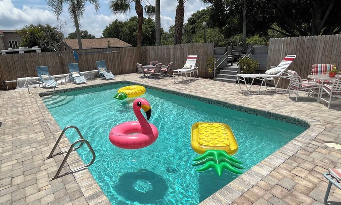 Palmetto House | Charming Pool & 4-bedroom house with WiFi and AC in peaceful Palmetto