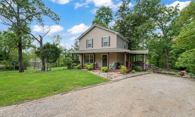 Clarkson House | Charming! Private and cozy Nolin Lake cottage near Mammoth Cave National Park.