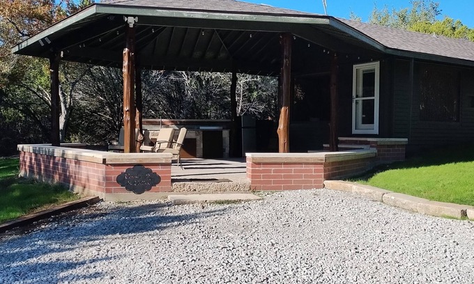 Valley Mills Cottage | Charming Private Cottage with Hot Tub in Valley Mills