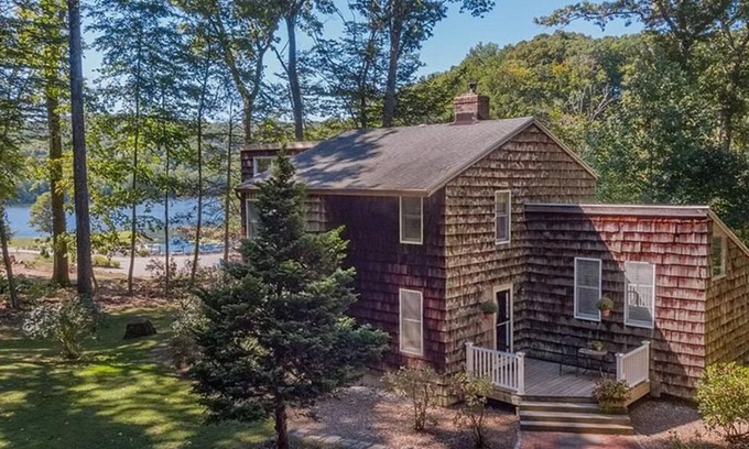 Cobalt House | Charming private home on the Connecticut River that comfortably sleeps 11 people