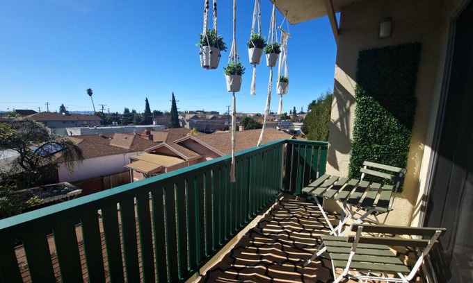 Old San Leandro Apartment | Charming private room in condo