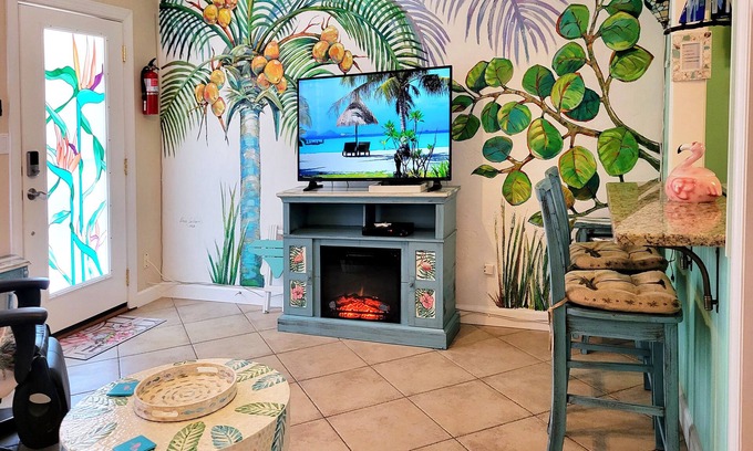 St. Petersburg - Clearwater House | Charming Private 2-Bdrm Suite w Tropical Flair/Kitchen/Laundry/Sunroom/Bus Stop
