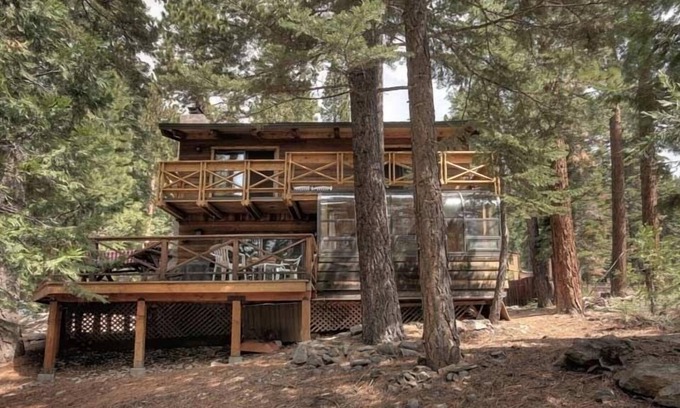 Carnelian Bay House | Charming Private Woodsy Lake-Tahoe-Style Retreat Warm Cozy Family Ski Cabin Wifi