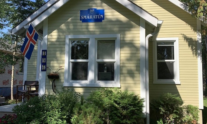 Gimli House | Charming Private Year Round Cottage, close to all amenities