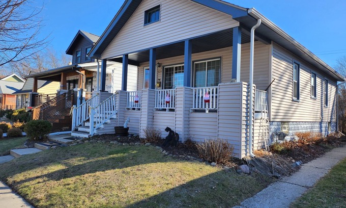 Ferndale House | Charming Ranch walking distance to Downtown Ferndale! Close to Detroit!