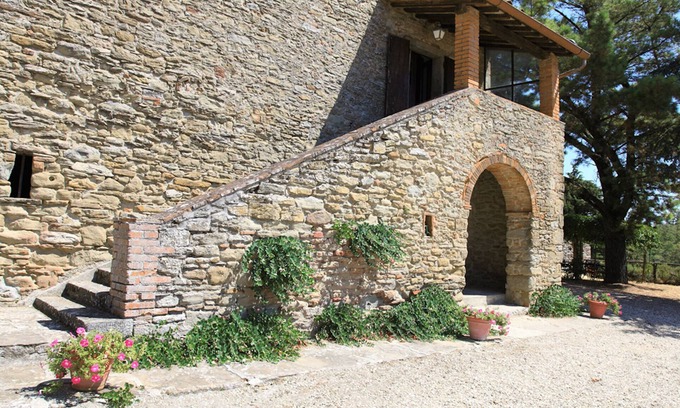 Scheggia Apartment | Charming recently renovated Apt 3bd/2bt in Tuscan countryside w shared pool