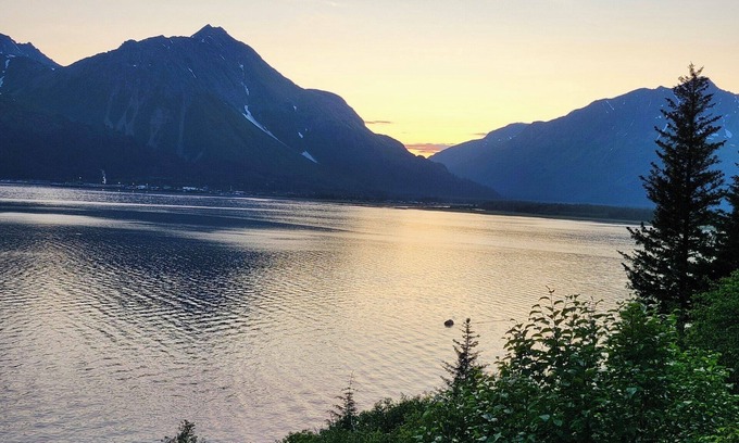 Seward Cabin | “Charming Refurbished Cabin with Modern Amenities, Perfect for Nature Lovers!”