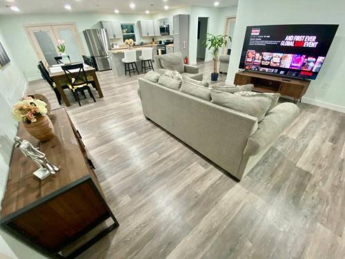 Gainesville House | Charming renovated home with jetted tub/king beds