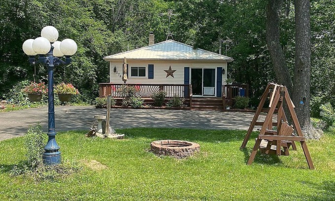 Hale Cabin | Charming rental within walking distance to public boat launch on Sage Lake!