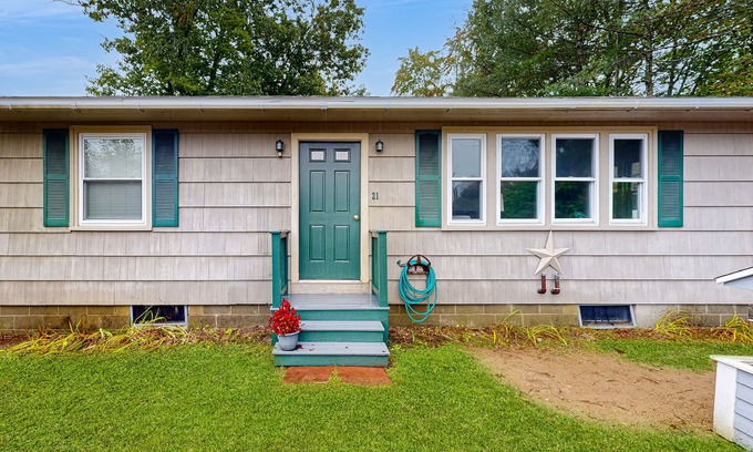 Naples House | Charming Retreat House with Game room and Outdoor Firepit