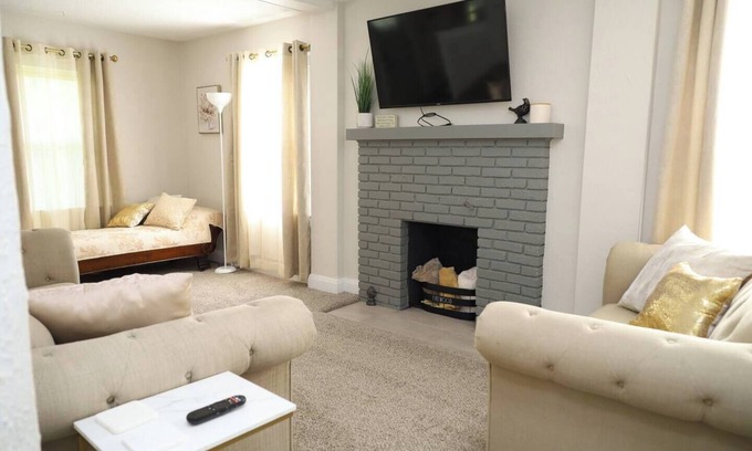 South Bend House | Charming Retreat on Quiet Street, close to Notre Dame and DTSB