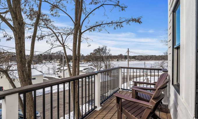 Stillwater House | CHARMING RETREAT! Over-looking Lake, Hot tub, WiFi, AC, Nearby Walking Trails