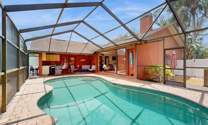 Palm Harbor House | Charming retreat with pool, dog friendly, centrally located near Gulf with WD