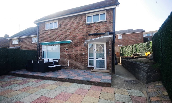 Woodingdean Apartment | Charming Retreat With Hot Tub & Sauna Sleeps 4