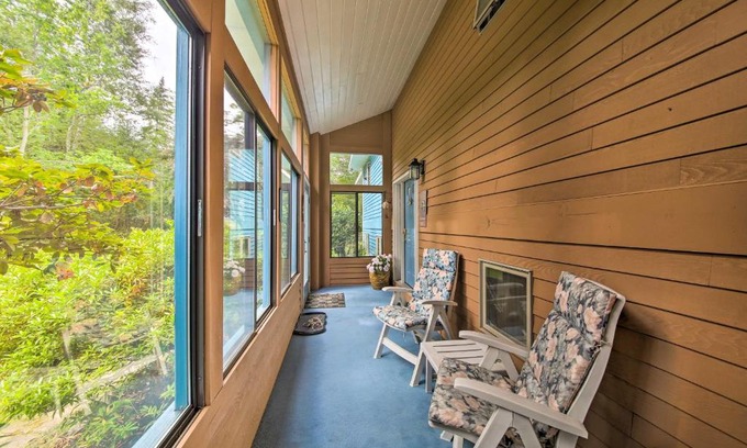Orrs Island House | Charming Retreat with Deck about 4 Mi From Casco Bay!