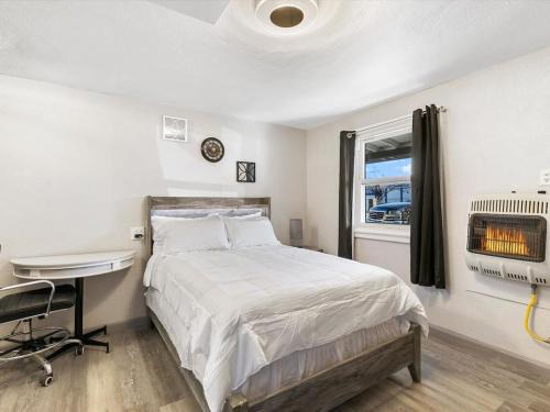 Sparks Apartment | Charming Retro Property 6