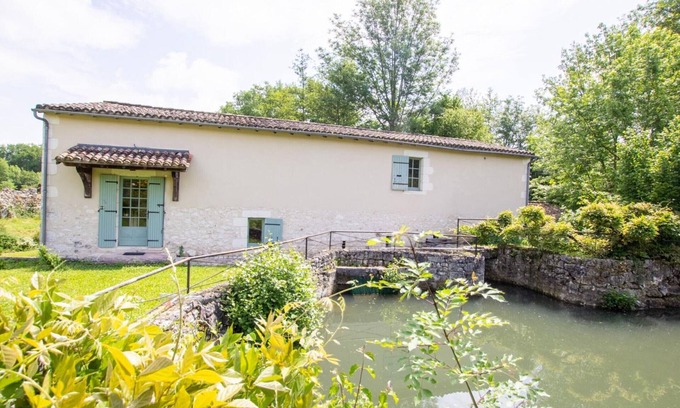 Conne-de-Labarde Cottage | "Charming Riverside Mill: Spacious Garden, Fishing Spot, Family-Friendly, Near Historic Sites"