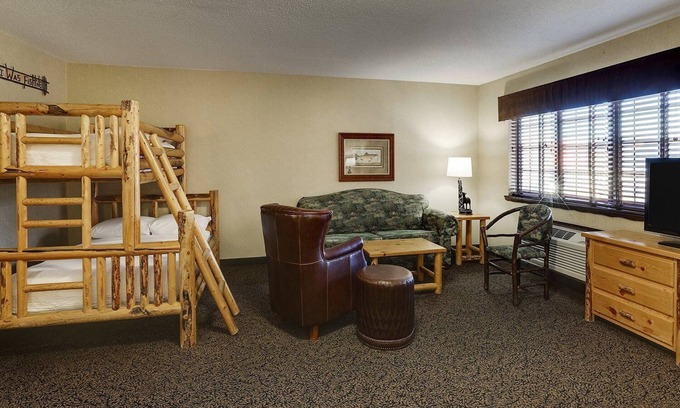 Moline Hotel | Charming Riverside Oasis with Free Hot Breakfast Cozy Living Spaces