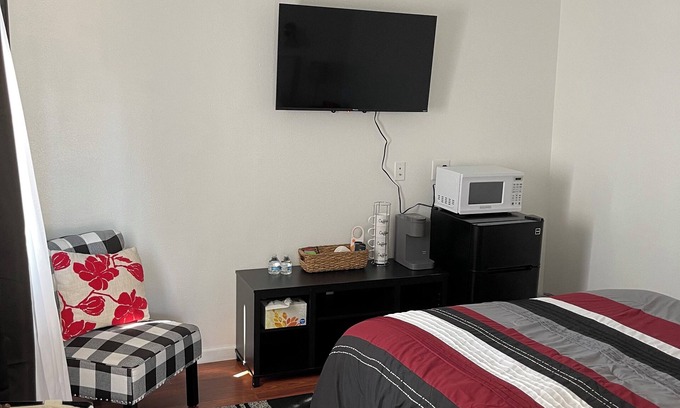 St. Maries Hotel | Charming Room 1 in the St. Maries Inn