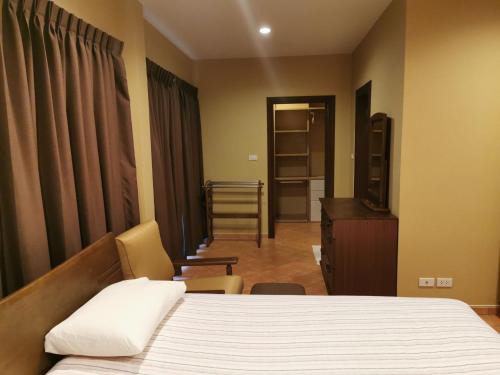 Saen Suk House | Charming Room in Muaeng Chonburi House with Garden View